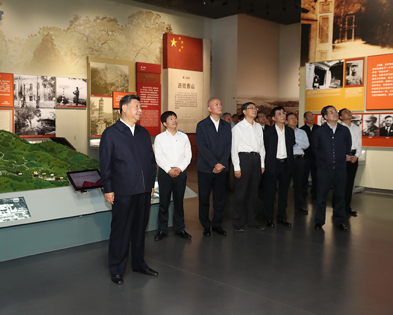 9月12日，中共中央总书记、国家主席、中央军委主席习近平视察中共中央北京香山革命纪念地。这是习近平在香山革命纪念馆参观《为新中国奠基》主题展览。
